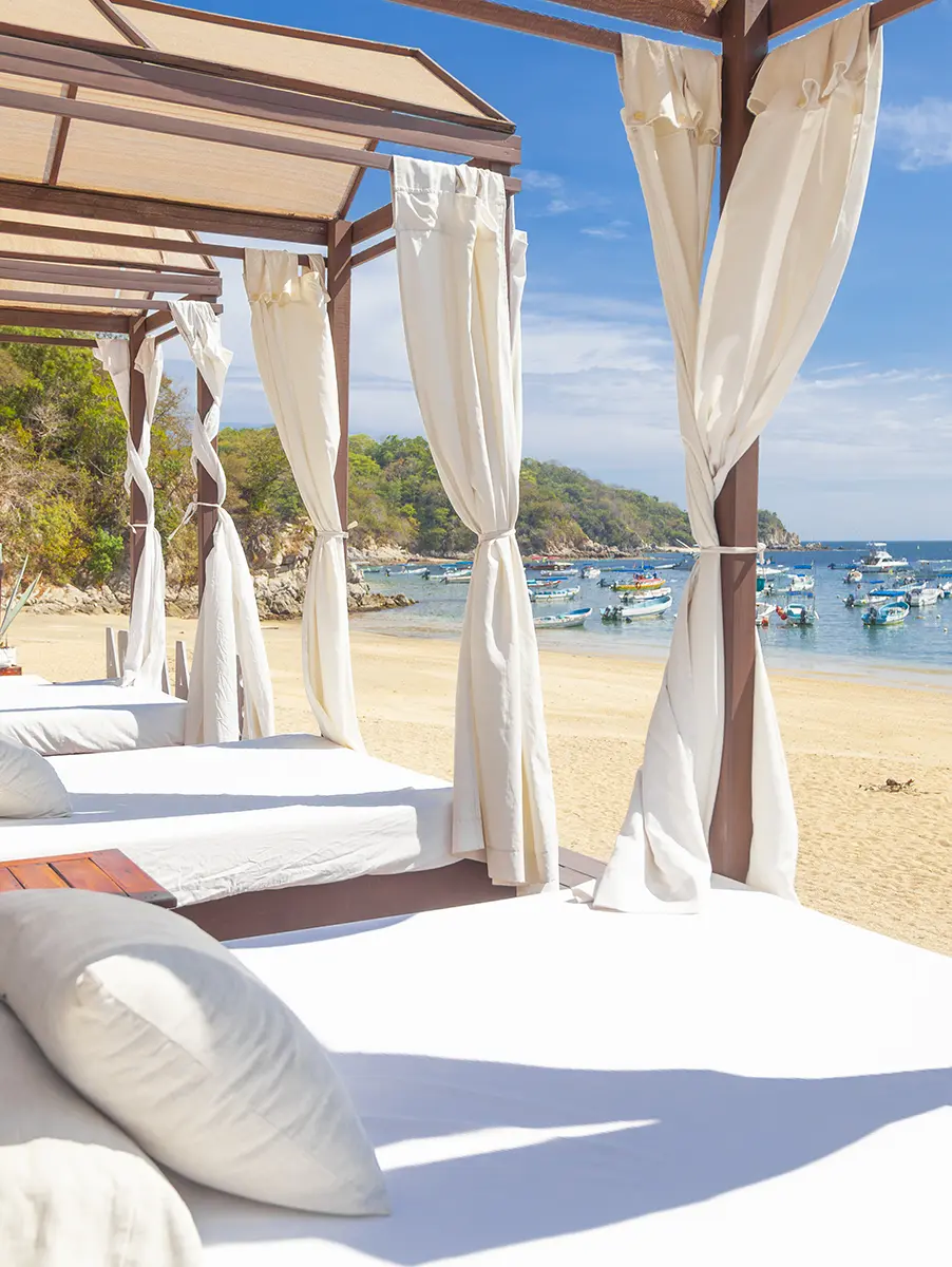 Bacaanda Beach Club con camastros frente al mar en Hotel Marina Resort