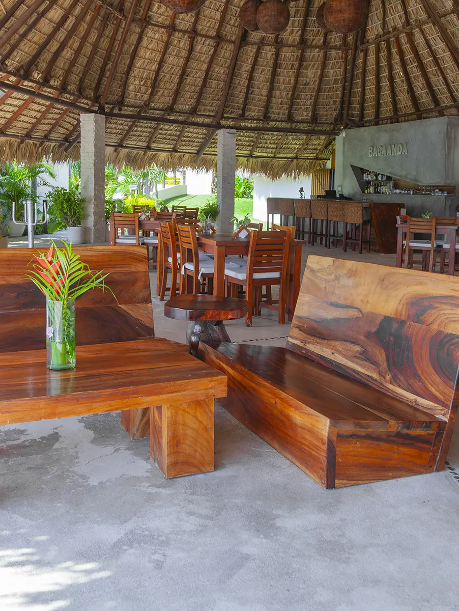 Restaurante al aire libre en Bacaanda Beach Club con vista al mar
