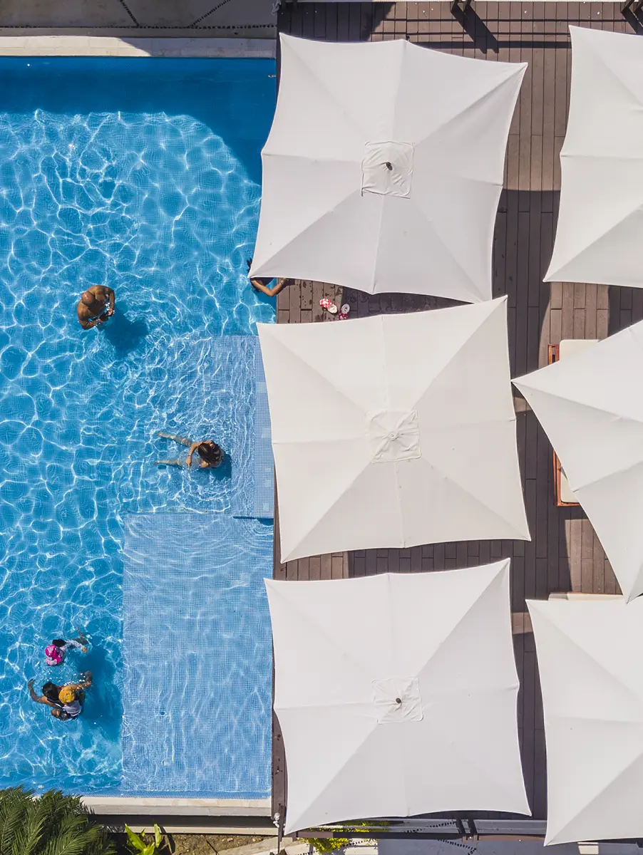 Piscina con vista al mar en Bacaanda Beach Club