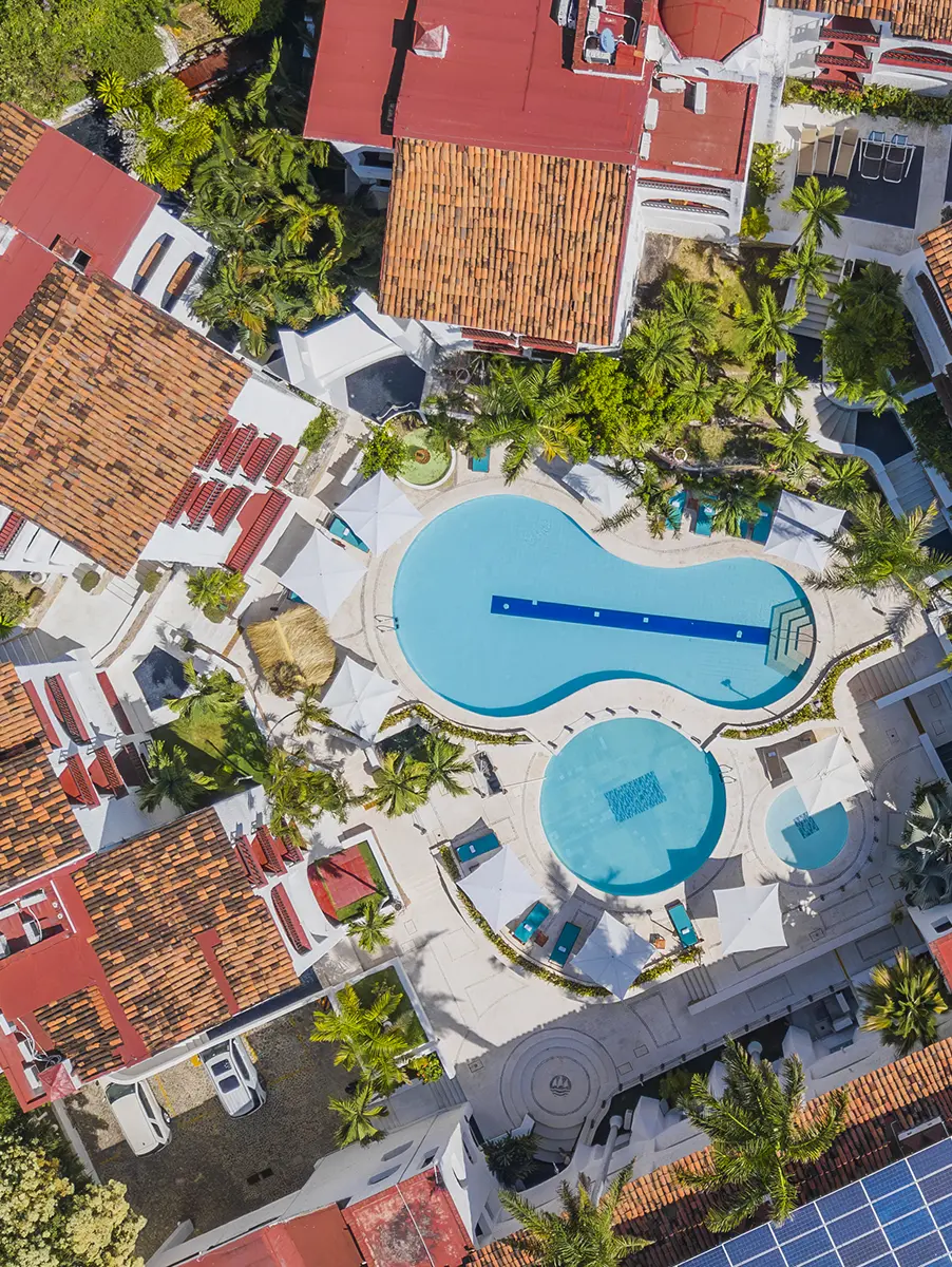 Exteriores del hotel con jardines y áreas abiertas