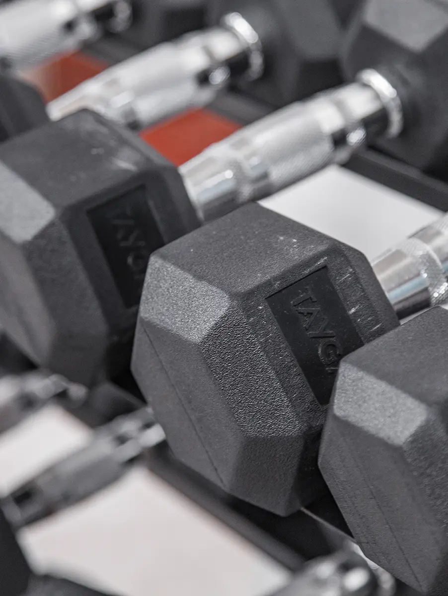 Gimnasio con equipos de última generación