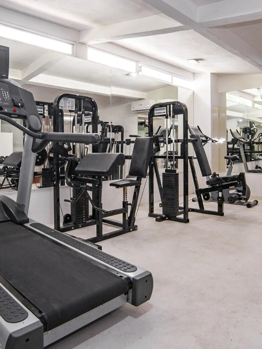 Gimnasio con equipamiento profesional